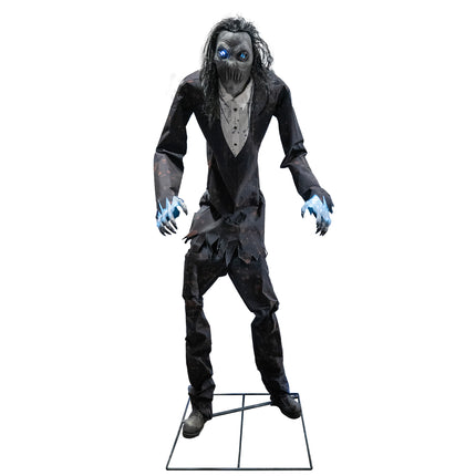 Staande zombie 230 cm met blauw oplichtende ogen, gerafeld donker kostuum en metalen voetframe voor Halloween
