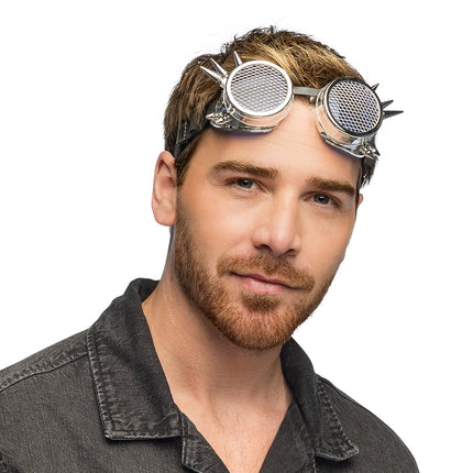 Steampunk bril Iron punk boven op het hoofd bij een donker overhemd, klaar voor Elfia