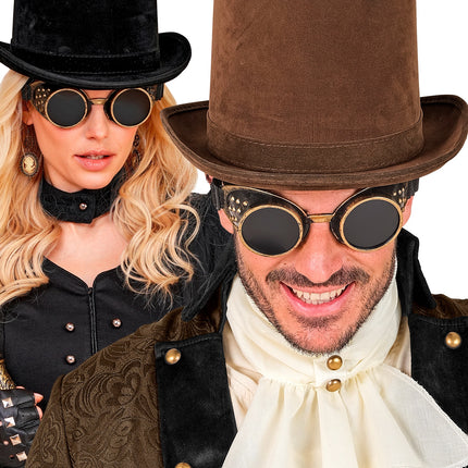 Steampunk stofbril antiek goud gedragen door heer met bruine hoge hoed op een themafeest