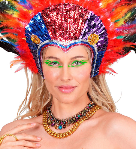 Steentjesketting om de hals bij een kleurrijk verentooisel voor carnaval