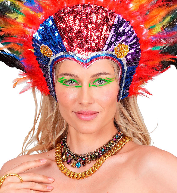 Steentjesketting om de hals bij een kleurrijk verentooisel voor carnaval