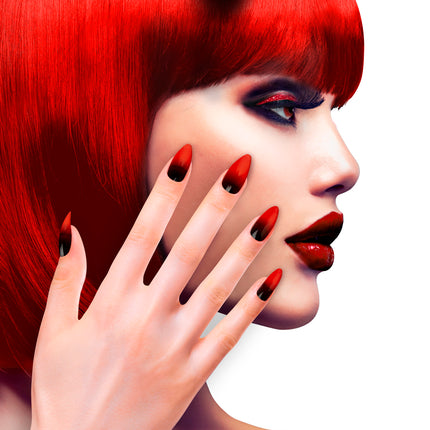 Stiletto nagels rood zwart gedragen door model met rode pruik en donkere oogmake-up