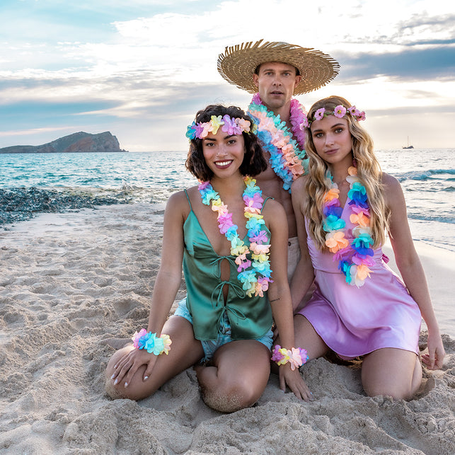 Strohoed Havana op het strand, gedragen bij een Hawaii-feest met bloemenslingers