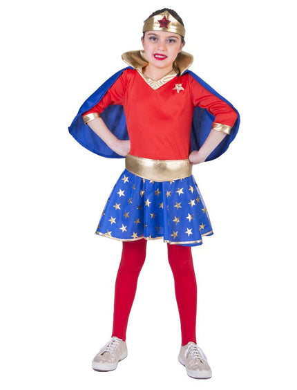 Super power pak Margit meisje met rode jurk, blauwe sterrenrok en gouden hoofdband voor carnaval