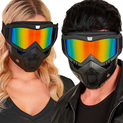 Tactisch masker regenboog gedragen door dame en heer op een themafeest