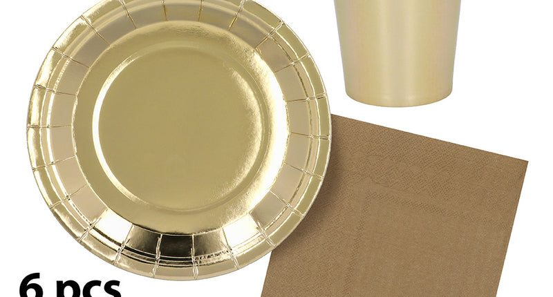 Tafelset goud met spiegelende bordjes, matte bekers met witte rand en goudbruine servetten voor een verjaardag of bruiloft