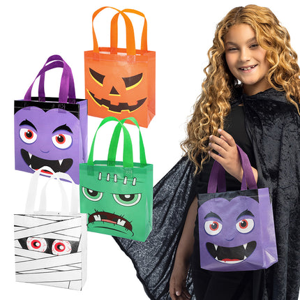Tasje Halloween trick or treat als oranje pompoen, paarse vampier, groen monster en witte mummie, gedragen door een meisje