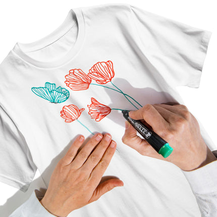 Textielstift tekent rode bloemen en een turquoise vlinder op een wit shirt voor een themadag