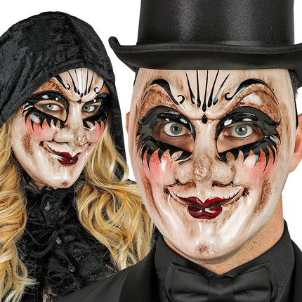 Theater masker enge man gedragen door dame met zwarte capuchon en heer met hoge hoed