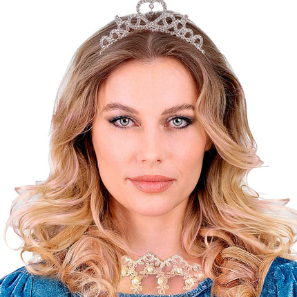 Tiara strass met hanger gedragen door een dame, zilverkleurige diadeem bij een koninginnenlook