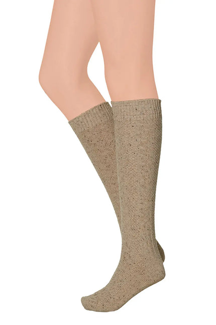 Tiroler kniekousen beige tot onder de knie met kabelpatroon, gedragen voor Oktoberfest
