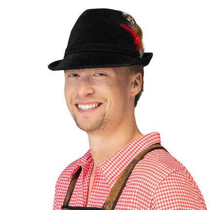 Tirolerhoed Jagdmeister met rode en gespikkelde veren en metalen speldje op de band, gedragen voor het Oktoberfest