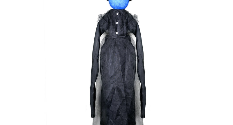 Tovenaar hangdecoratie met zwart gelaagd gewaad, puntmuts en blauw oplichtend hoofd voor Halloween