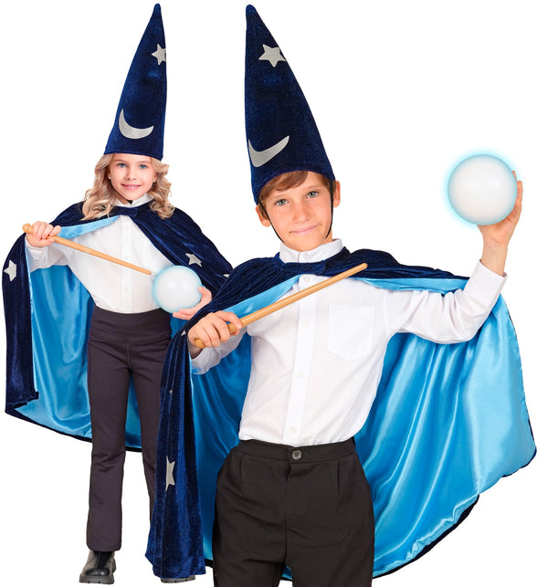 Tovenaars cape voor kinderen in donkerblauw met zilveren sterren en puntige hoed, gedragen door twee kinderen