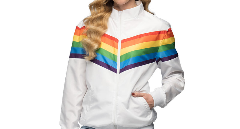 Trainingsjasje Rainbow babe wit met regenboogstreep over de borst, gedragen door dame met jeans