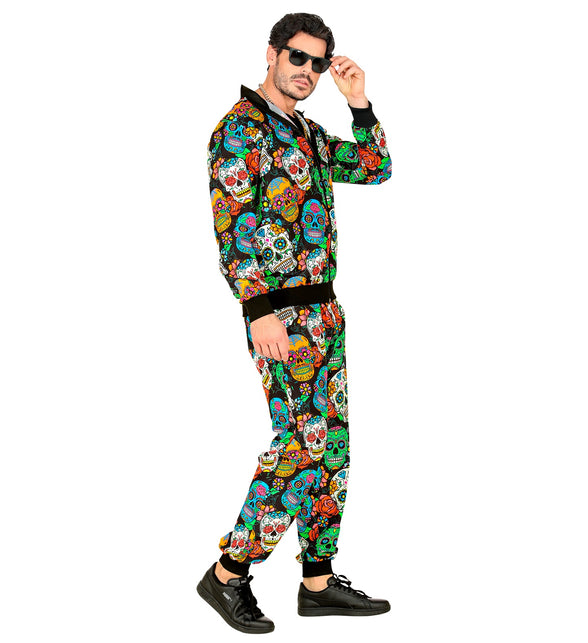 Trainingspak dia de muertos van de zijkant, doorlopende schedelprint op jas en broek