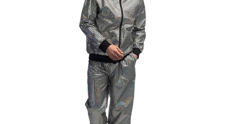 Trainingspak Disco diamond heren zilver met spiegelende vierkantjes, zwarte kraag en boorden, gedragen voor een jaren 70-feest