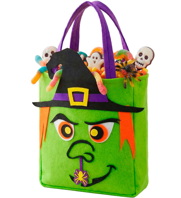 Trick-or-treat tas heksen in felgroen vilt met zwarte punthoed en paarse hengsels, gevuld met snoep