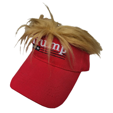 Trump pet met haar in rood met witte opdruk, sterren en strepen en blond warrig nephaar boven de klep