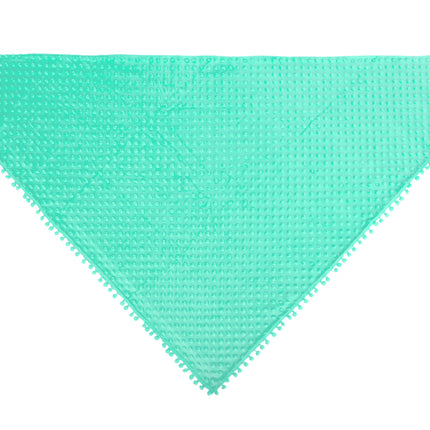 Turquoise bubbelsjaal uitgevouwen in driehoekvorm met pompomboordje langs de randen