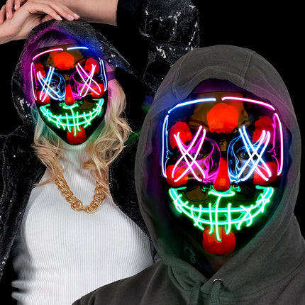 Twee dragers met led masker onder een capuchon op een halloweenfeest