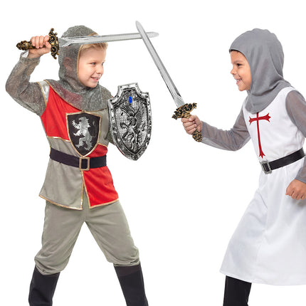 Twee kinderen spelen een ridderduel met de zwaarden uit de ridderset