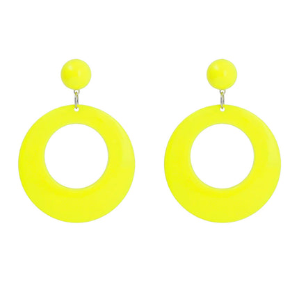 Twee retro oorbellen neongeel met bolvormig knopje en open cirkelhanger aan zilverkleurig ringetje