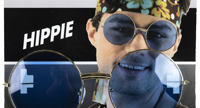 Uilebril goudkleurig met grote ronde blauwe glazen op kaart, met hippie op de achtergrond