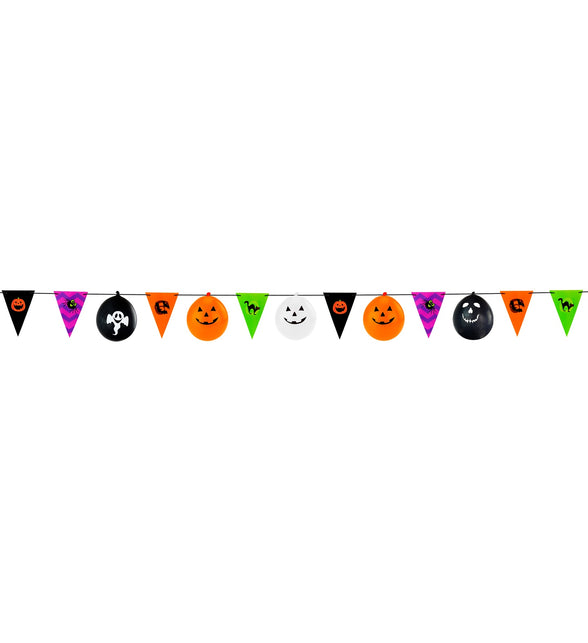 Uitgehangen halloweenslinger met zwarte, oranje, groene en roze vlaggetjes en pompoenballonnen