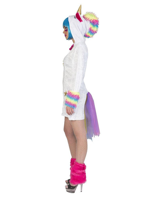 Unicorn pak dames van de zijkant: kap met regenboogmanen en lange tule staart in regenboogkleuren