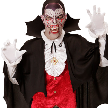 Vampier masker pvc gedragen door man met zwarte cape en wit ruchehemd voor Halloween