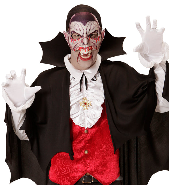 Vampier masker pvc gedragen door man met zwarte cape en wit ruchehemd voor Halloween