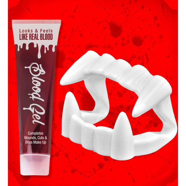 Vampier tanden Dracula gebit met bloedgel op rode achtergrond met bloedspatten