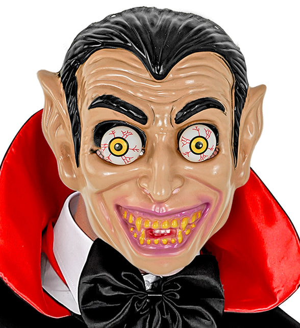 Vampiermasker gedragen met rode capekraag, close-up van de bloeddoorlopen wiebelogen