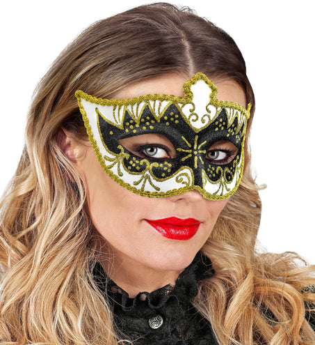 Venetiaans oogmasker op gezicht, zwart glittervlak rond de amandelvormige oogopeningen
