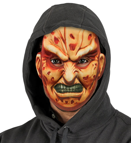 Verbrand horrormasker van stof op model met zwarte hoodie voor Halloween