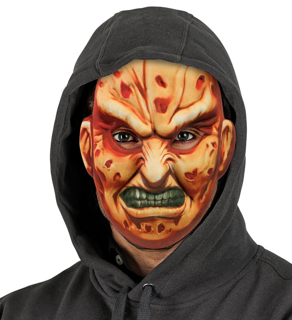 Verbrand horrormasker van stof op model met zwarte hoodie voor Halloween
