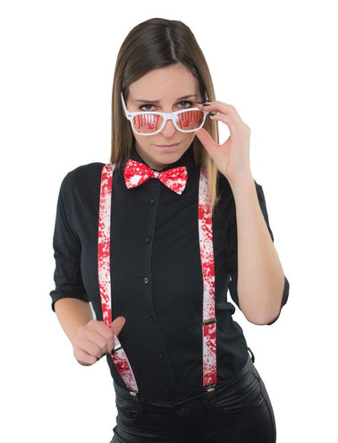 Verkleed set bloodlust gedragen over zwarte blouse, bretels en strik met bloedspatten voor Halloween