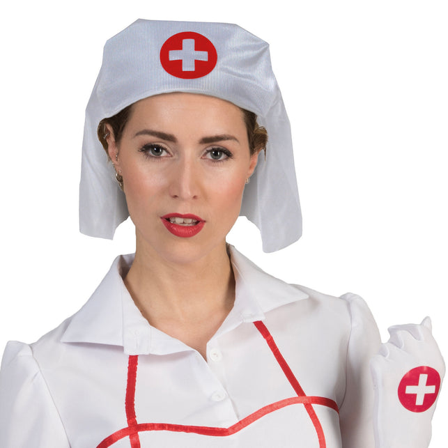 Verpleegsterkapje Maria wit met rood kruis en afhangende sluier, gedragen door dame bij verpleegsteroutfit