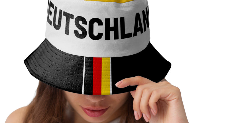 Vissershoedje Deutschland met witte bol, zwarte letters en zwarte rand met zwart-rood-gele streep, gedragen door supporter