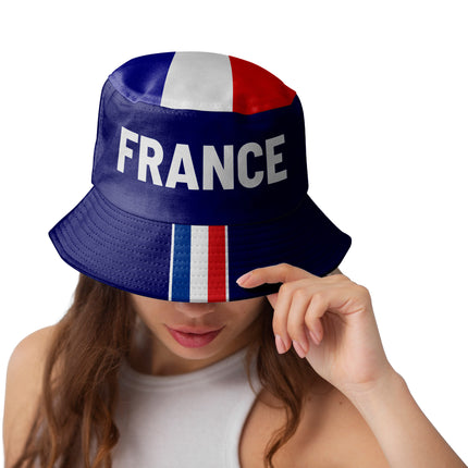 Vissershoedje France in donkerblauw met witte FRANCE-opdruk en Franse driekleur op bol en rand, gedragen