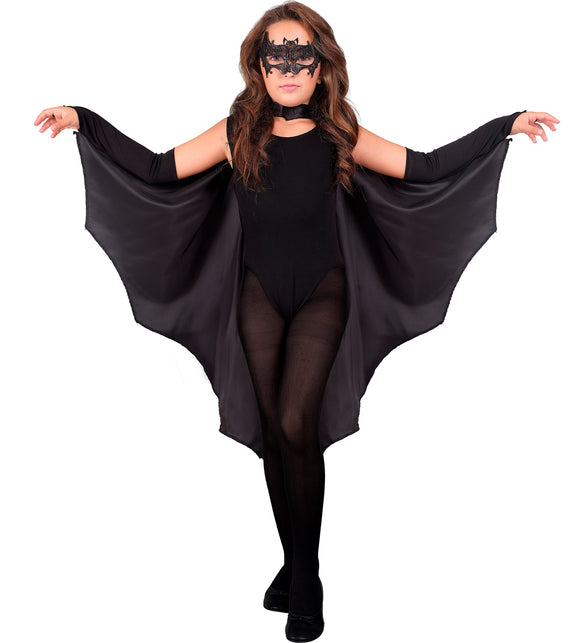 Vleermuis cape Anouk kinderen in zwart met vleugelvormige mouwen, gedragen door meisje voor Halloween