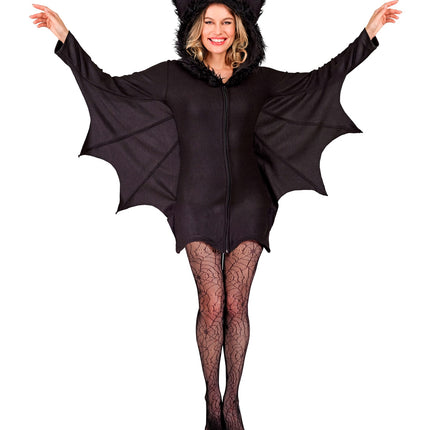 Vleermuis jurk met capuchon met oren, gedragen door dame op een griezelfeest