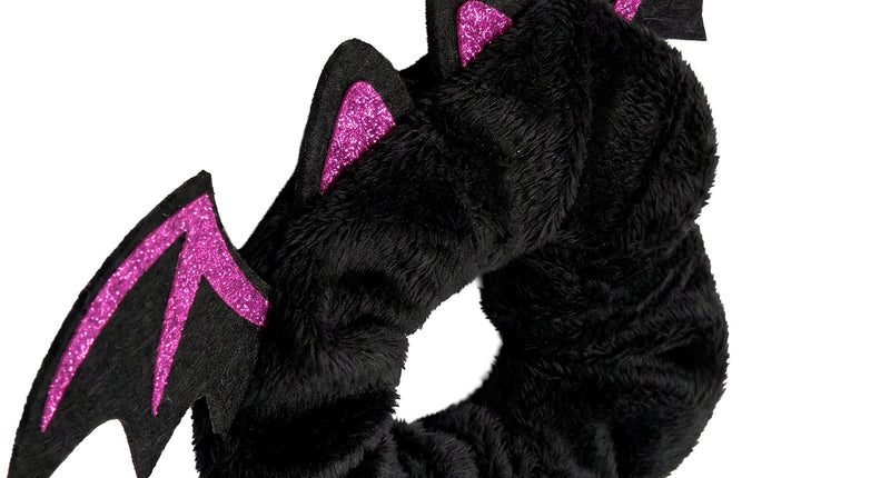 Vleermuis scrunchie meisjes van zwarte plüsch met viltvleugels en roze glitterlijnen