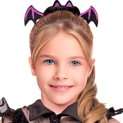 Vleermuis scrunchie rond hoge knot, vleugels en roze glitteroortjes vooraan zichtbaar