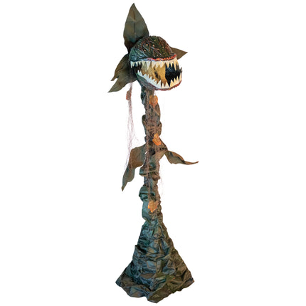 Vleesetende plant animatronic van 205 cm met groene kop, spitse tanden en bladeren langs de stam