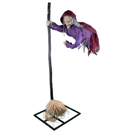 Vliegende heks 180 cm in paars gewaad met rode kap op bezem met zwart standframe, halloweendecoratie