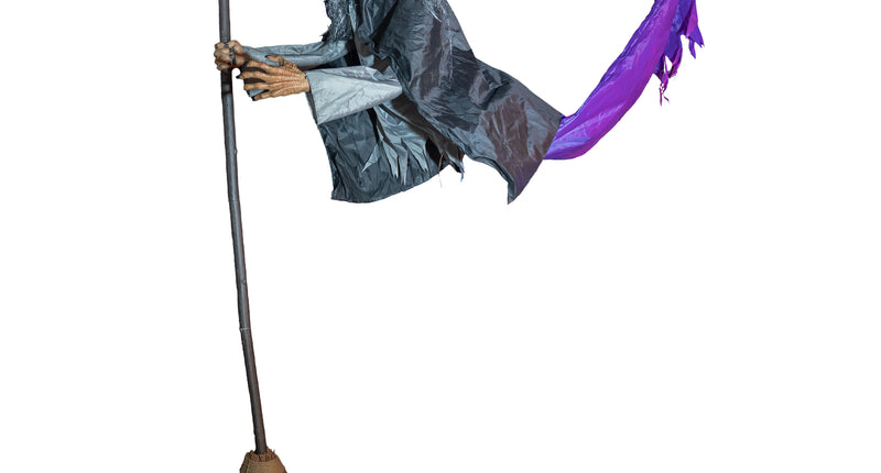 Vliegende heks Willa 310 cm met grijze mantel en paarse sluier op bezem met metalen standaard