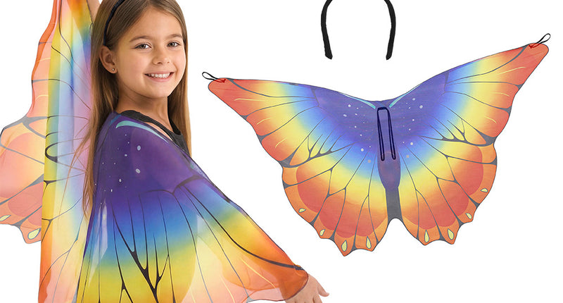 Vlinderset Lovely butterfly met regenboogvleugels en zwarte haarband met krulsprieten, gedragen door een meisje
