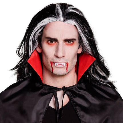 Volledige vampierlook met rode gloed rond de ogen, vampiertanden en bloedspoor voor Halloween